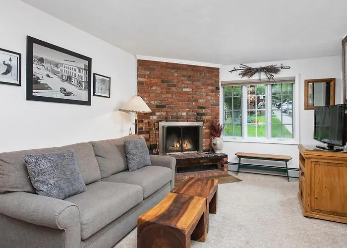 Alpenblick 1, Three Level Townhouse With Fireplace, Private Balcony, And Great Location