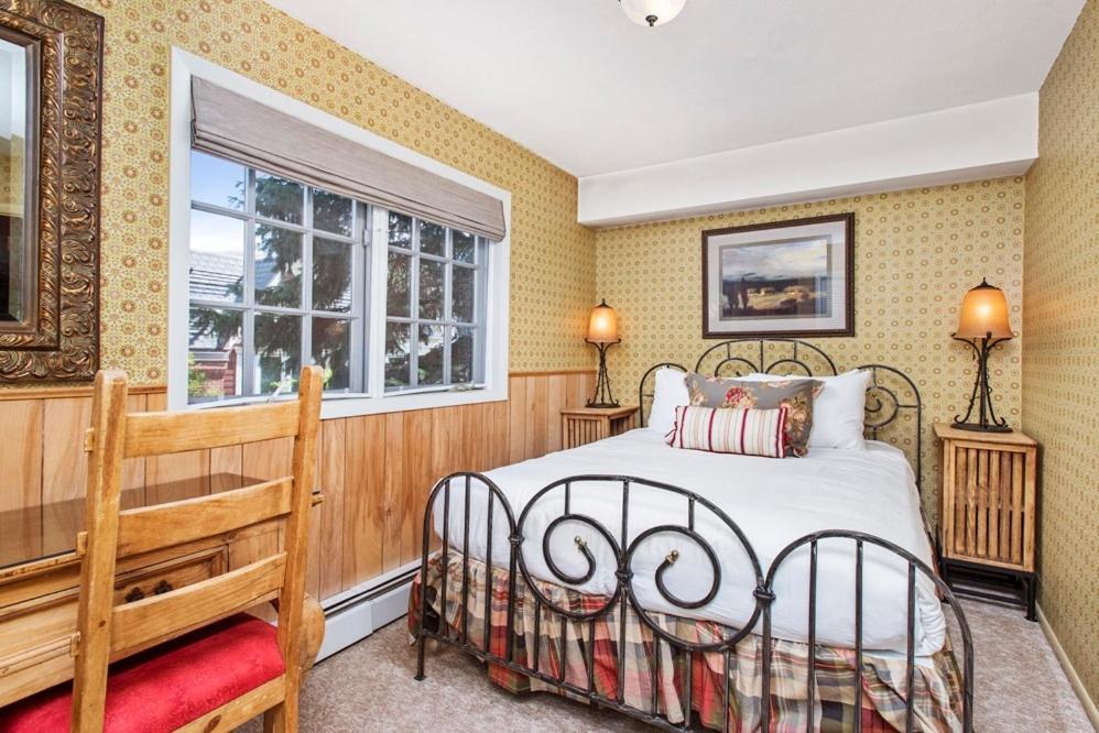 Alpenblick 1, Three Level Townhouse With Fireplace, Private Balcony, And Great Location Holiday home Aspen