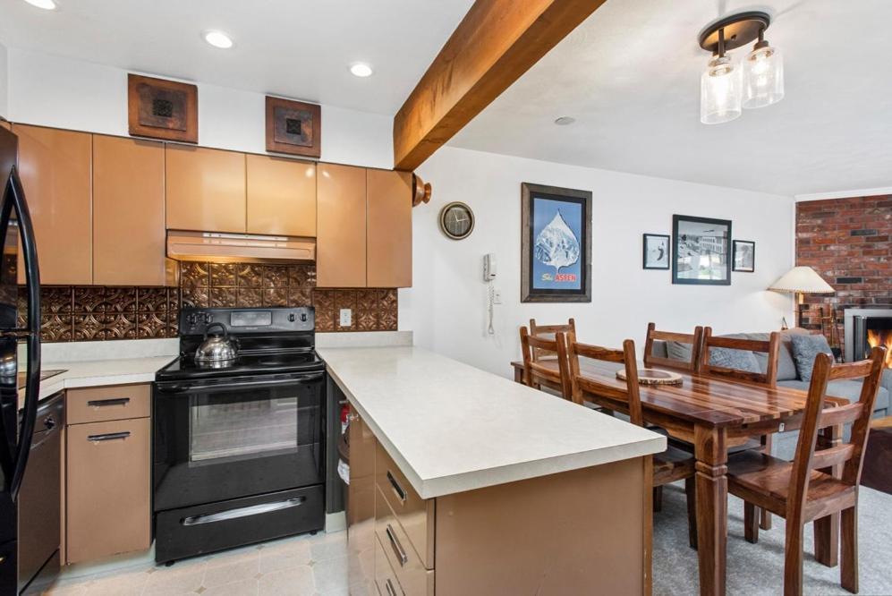 Alpenblick 1, Three Level Townhouse With Fireplace, Private Balcony, And Great Location Holiday home Aspen