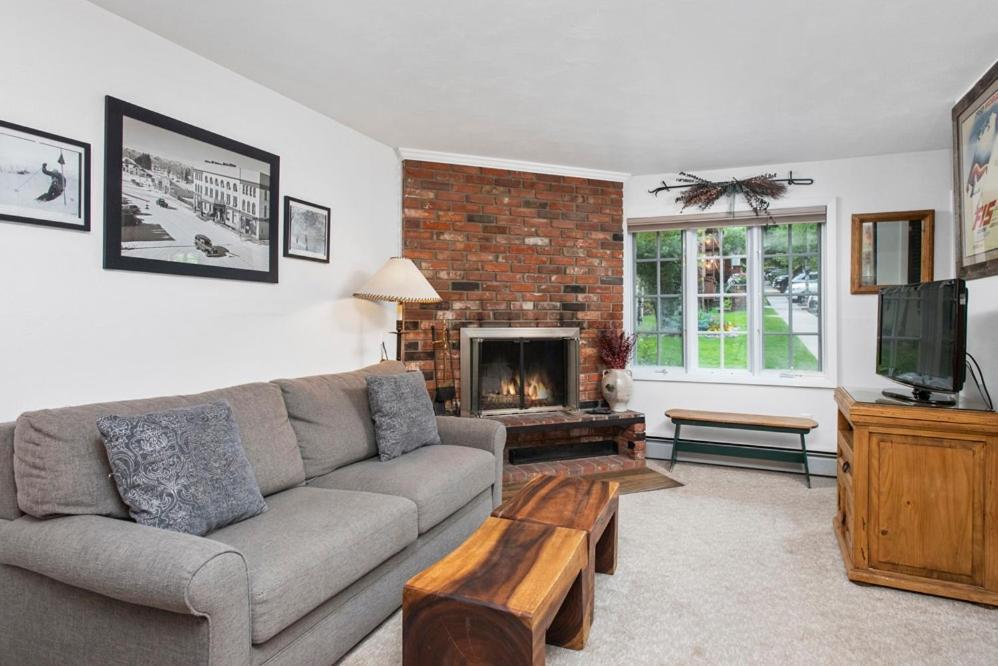Alpenblick 1, Three Level Townhouse With Fireplace, Private Balcony, And Great Location *